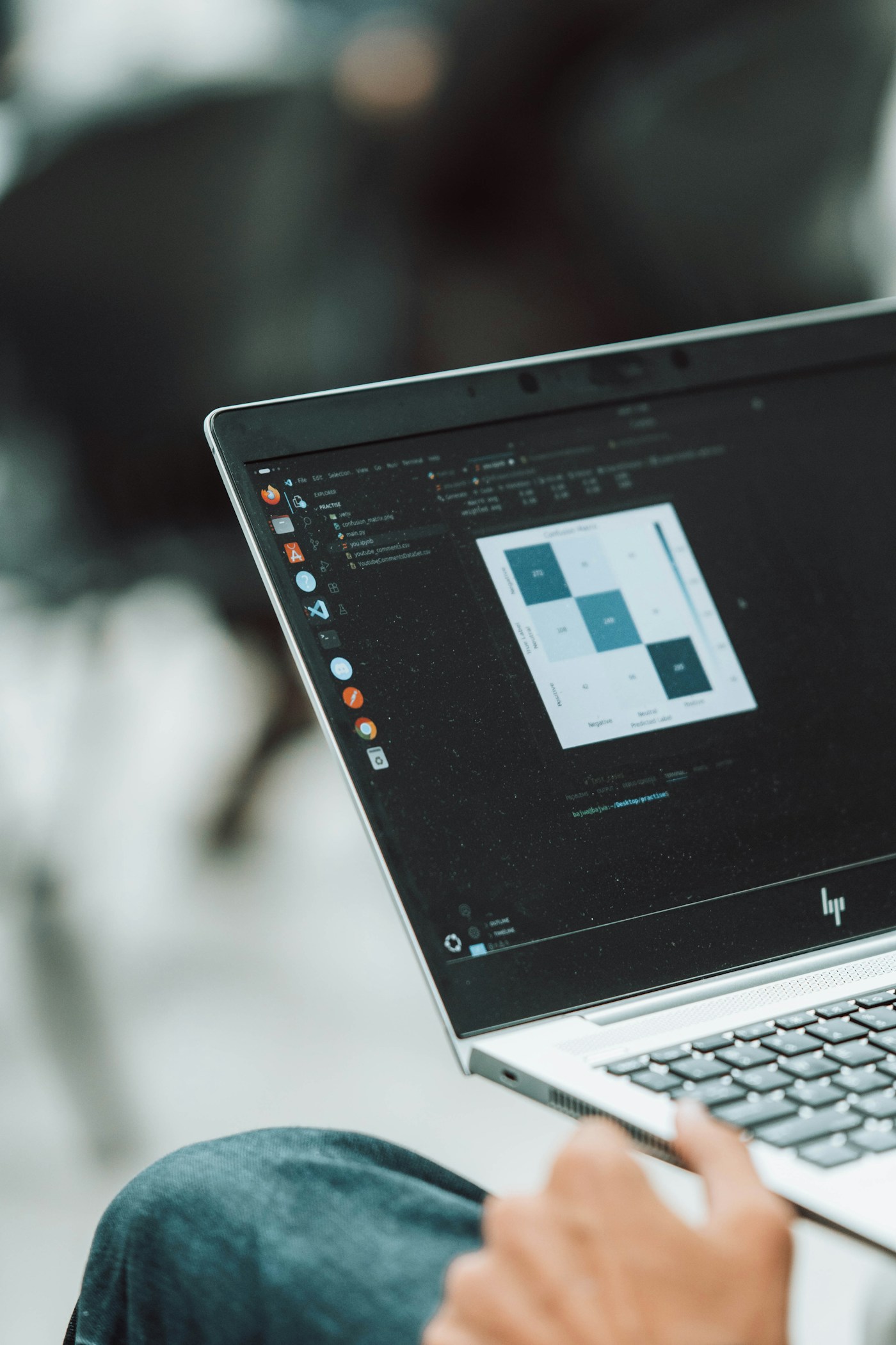 Laptop con ambiente di sviluppo e analisi dati